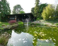 Teich mit Gartenhaus
