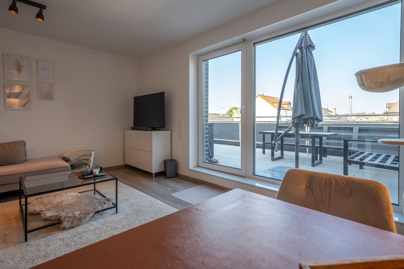 Wohnen mit Freiraum: Offener Wohnbereich und sonnige Dachterrasse – Komfort und Lifestyle im 1. OG
