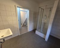 Badezimmer mit Sicht auf Dusche und Flur im OG