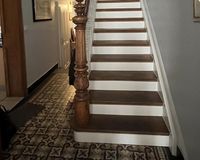 Ein breites Treppenhaus