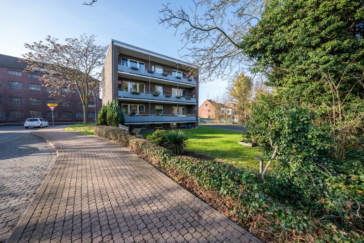 Vermietetes Mehrfamilienhaus in Top-Lage Wegberg – angrenzender Stadtpark, 3 Garagen inklusive