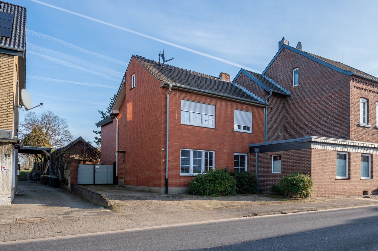 Familienglück in Wegberg: Charmante Doppelhaushälfte auf 161m² mit Potenzial für Mehrgenerationen