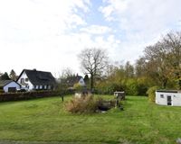 Blick in den Garten mit Nebengebäude