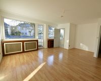 Wohn-/Schlafzimmer mit Blick auf Balkon und Küche