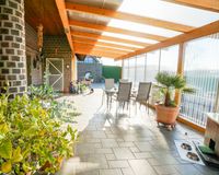 große überdachte Terrasse