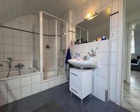 Geräumiges Bad mit Dusche /Wanne 