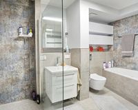Bad mit Wanne und Dusche