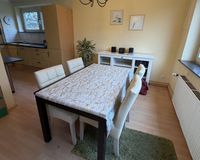 Badezimmer mit Dusche und Fenster 